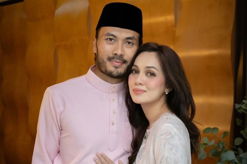 Nelydia (kanan) dan suami rai ulang tahun perkahwinan yang ke-7.