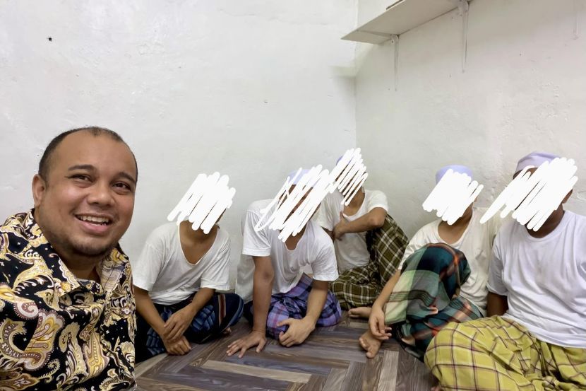 Afiz mendengar pelbagai kisah daripada penghuni Pusat Pemulihan Al Nur Barakah. -Gambar Facebook Afiz Ayub