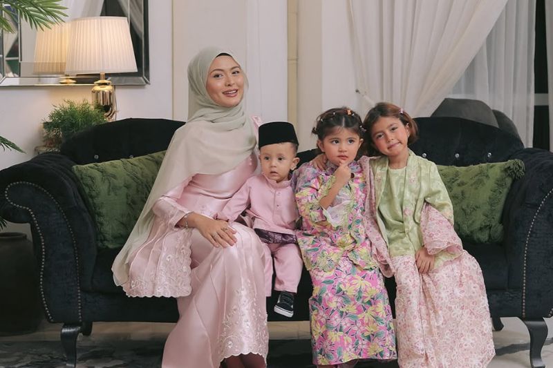 Foto Aidilfitri lalu, Syida (kiri) bersama anak-anak tanpa suami.