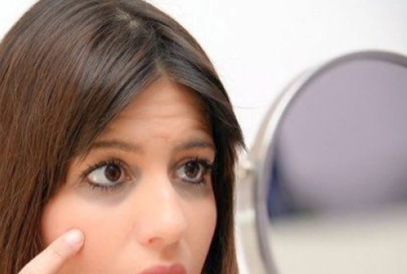 Kebanyakan wanita akan memberi fokus pada solekan mata. -Gambar hiasan