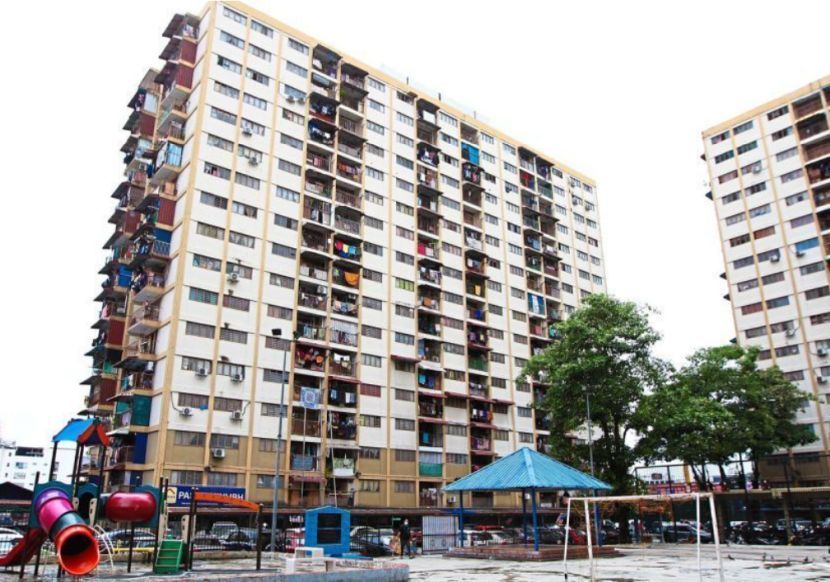 Penduduk PPR sering dikaitkan dengan golongan B40. -Gambar hiasan