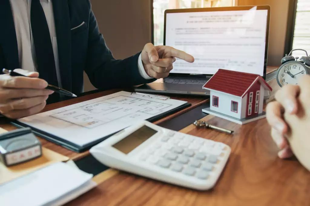 Nasihat pakar kewangan boleh membantu anda merancang perbelanjaan dengan baik. -Gambar hiasan