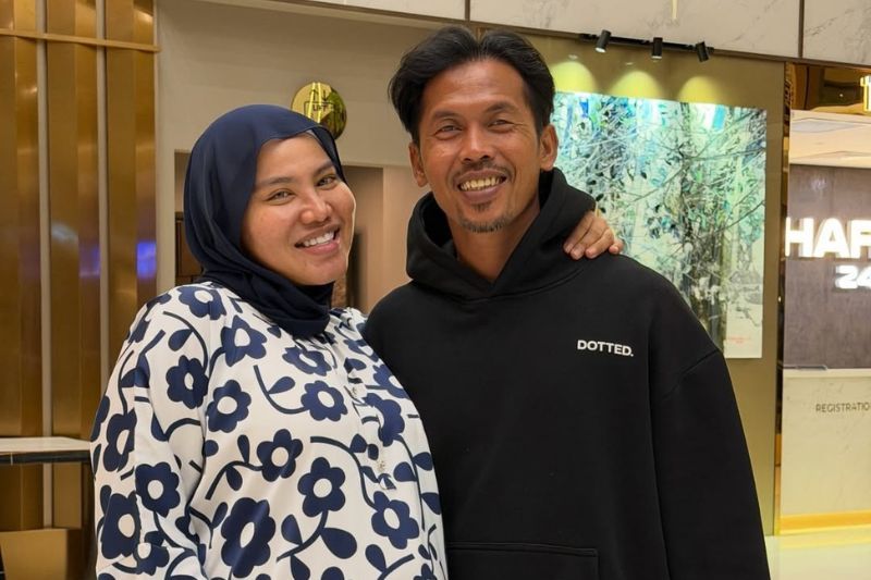 Shuib (kanan) dan Watie teruja menyambut kelahiran Akira.