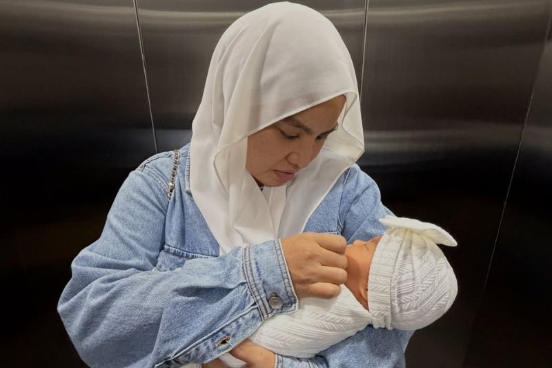 Watie tidak dapat menahan kesedihan terpaksa berjauhan dengan anak.