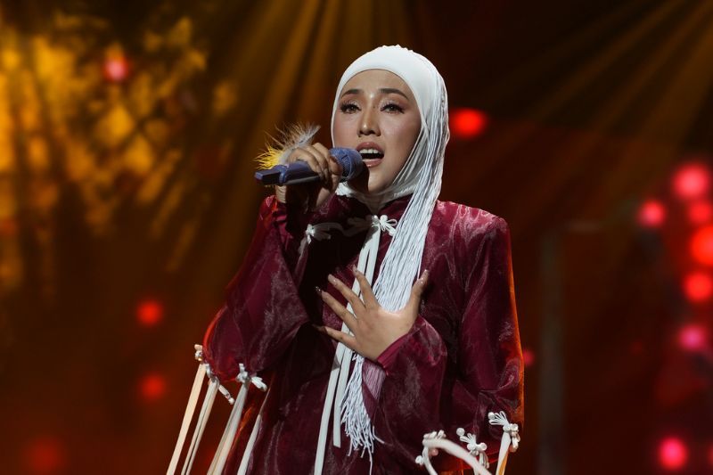 Shila perlu membahagikan masa di antara kerjaya nyanyian di Malaysia dan China.