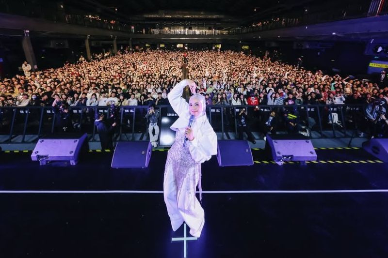 Shila kini berulang alik ke China untuk membuat persembahan pentas.