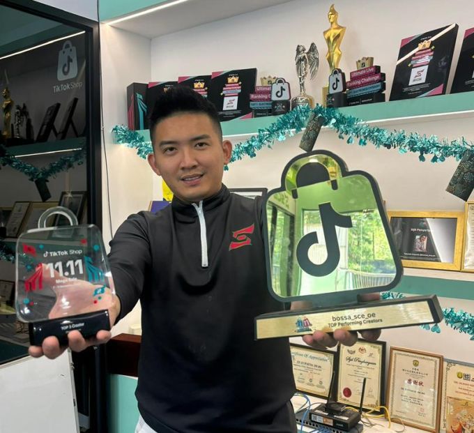 Ivan Khong memenangi hadiah Top Creator daripada TikTok.