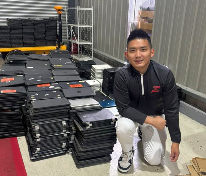 Ivan Khong menjual kira-kira 6,000 laptop dalam sebulan. 