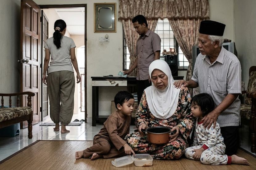 Kasih sayang atuk dan nenek, sanggup menjaga cucu walaupun di usia tua. -Gambar hiasan AI