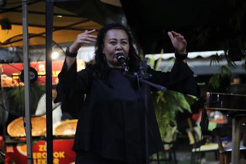 Ellie menganggap panggilan retis menjatuhkan maruah anak seni.