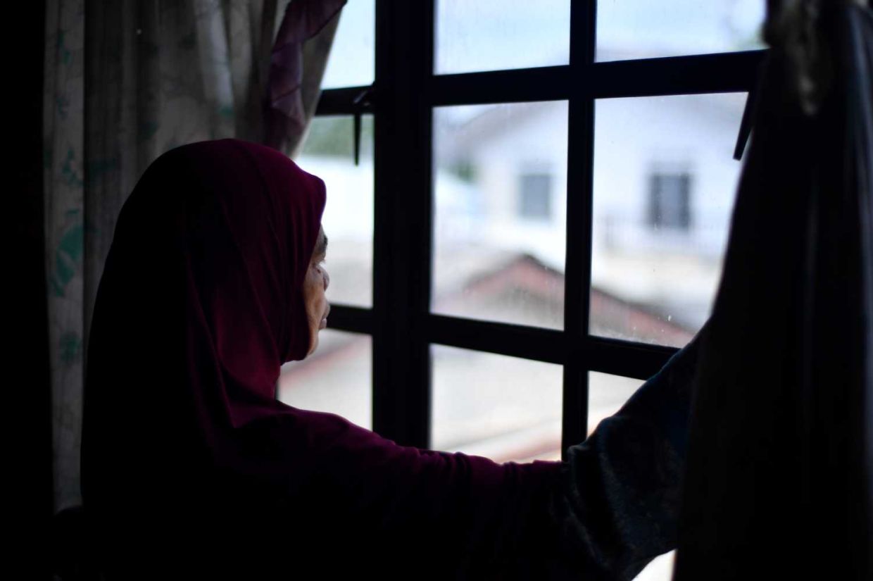 An elderly women living on her own at her house in Gombak.(6/7/2023). —AZHAR MAHFOF/The Star