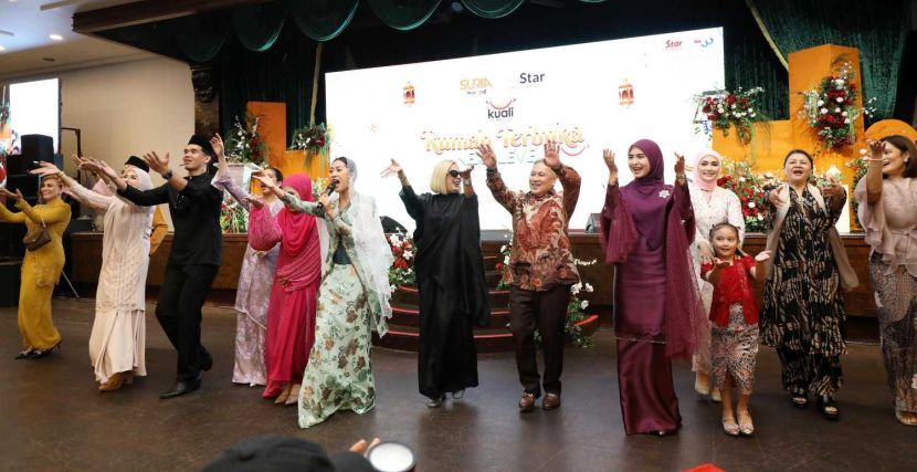 Aisya Retno menghiburkan tetamu dengan Jodoh Lebaran.