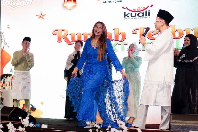 Busana yang digayakan Kak KM (tengah) paling memukau.