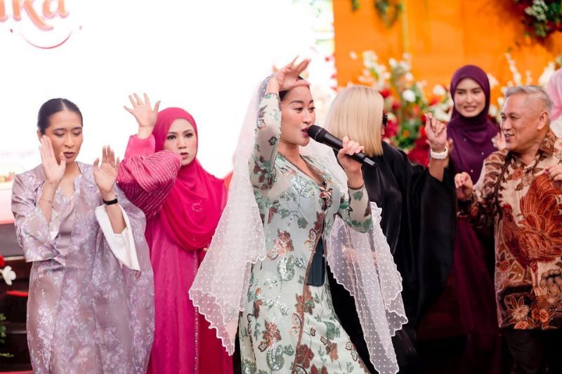 Aisha (dua dari kiri) berjaya memukau penonton dengan lagu Jodoh Lebaran.