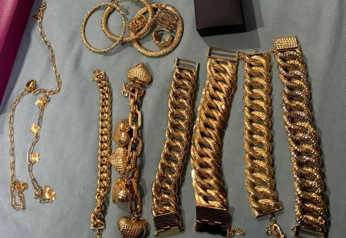 Barang kemas miliknya yang terpaksa dijual.