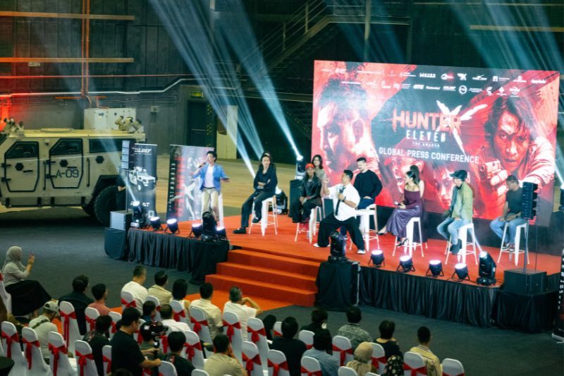 Kenderaan taktikal Mildef Ribat (kiri) turut dipamerkan sewaktu sidang media dijalankan.