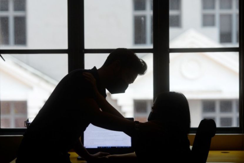 Lelaki dan wanita yang sudah berumah tangga perlu mengelak daripada terjebak cinta di tempat kerja. -Gambar hiasan AI