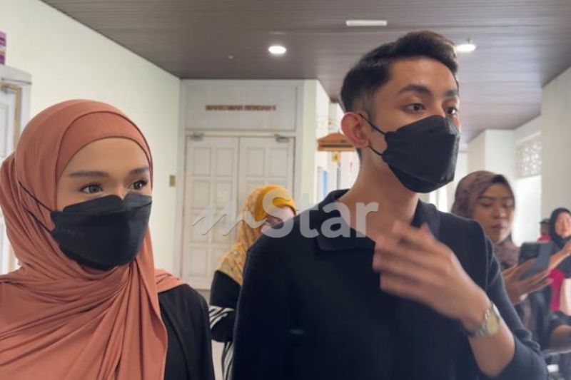 Aslam (kanan) memfailkan permohonan pengesahan lafaz cerai dan rujuk.
