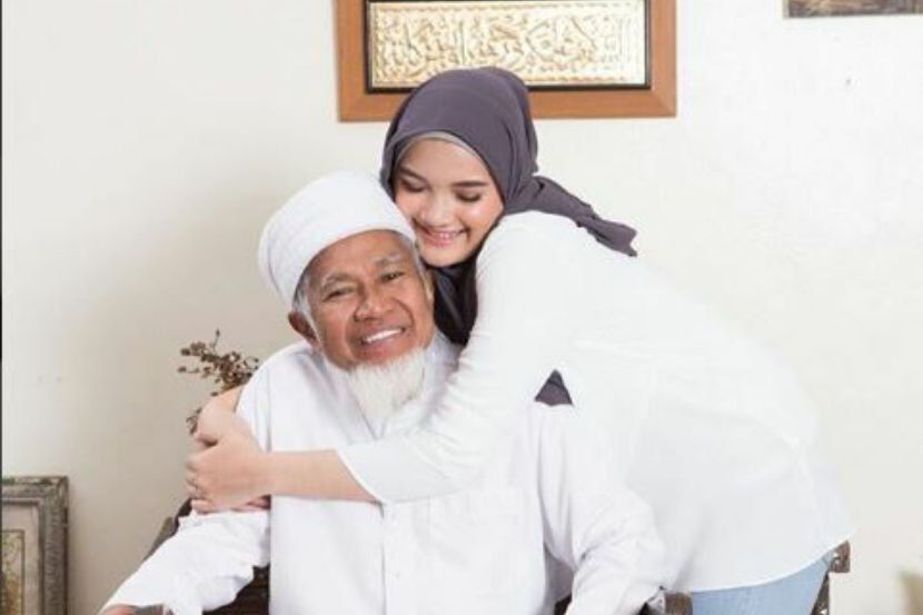 Alya (kanan) mewarisi bakat lakonan arwah bapa.
