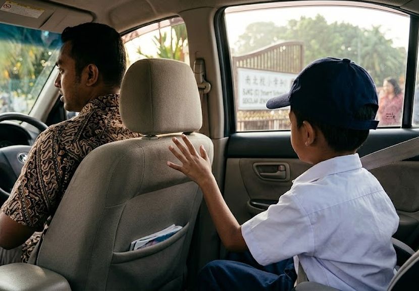 Setiap anak akan berkongsi situasi yang berlaku di sekolah kepada ibu atau ayahnya. -Gambar hiasan AI