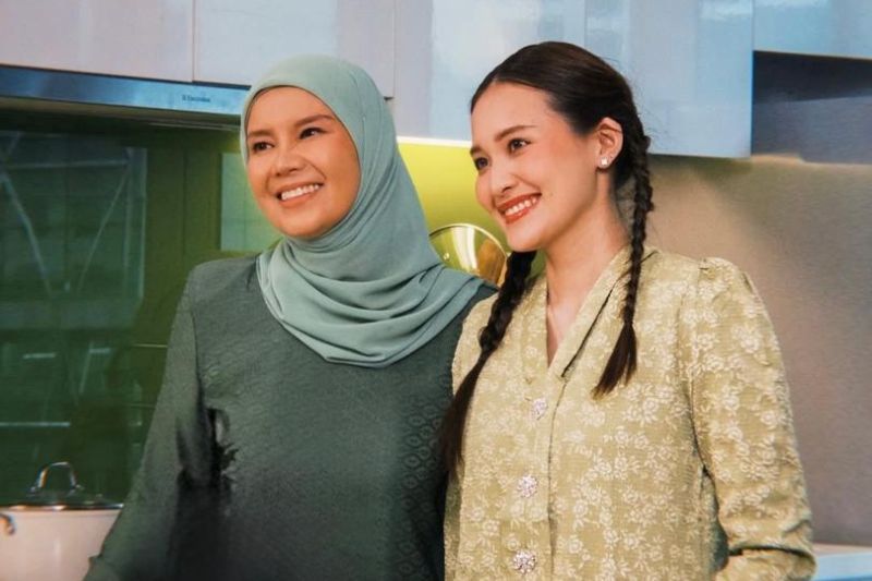 Keakraban Sheila (kiri) dan menantu sering mendapat perhatian ramai.