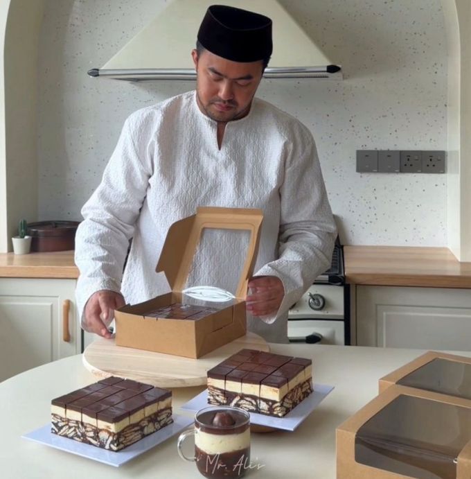 Kenangan pahit masa kecil mendorongnya menghasilkan kek untuk jiran tetangga. 