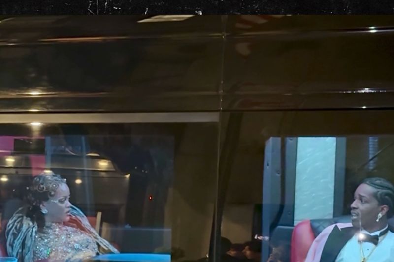 Sebelum ini tular rakaman memperlihatkan Rihanna (kiri) dan ASAP bertikam lidah.