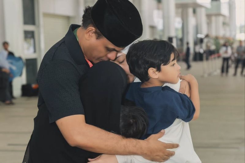 Yusry (kiri) menjaga anak-anak sepanjang ketiadaan Lisa. 