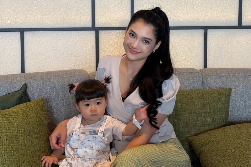 Atikah (kanan) sentiasa mahukan yang terbaik buat Mulan.
