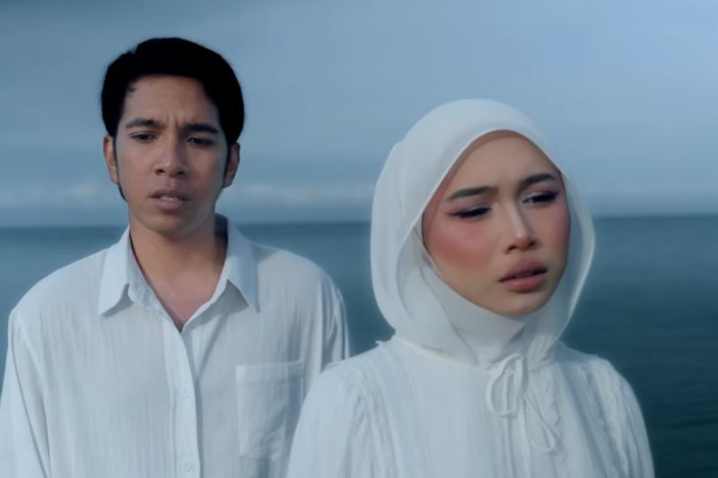 Naim dan Iman (kanan) berduet menerusi cover lagu Terasing.