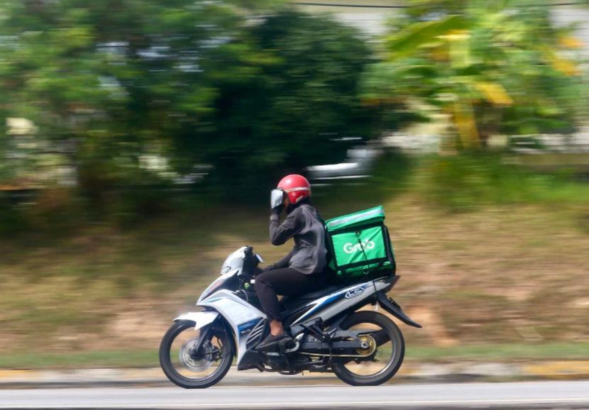 Terdapat individu yang berpendidikan tinggi tapi terpaksa bekerja sebagai rider. -Gambar hiasan 