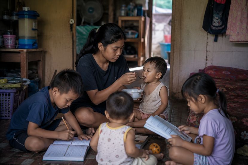 Ibu bapa tidak seharusnya menafikan hak anak-anak untuk mendapatkan pendidikan yang sempurna. -Gambar hiasan AI