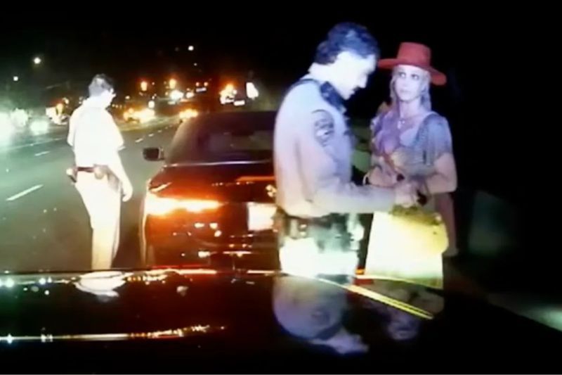Britney (kanan) membuat tawaran pelik ketika ditahan polis.