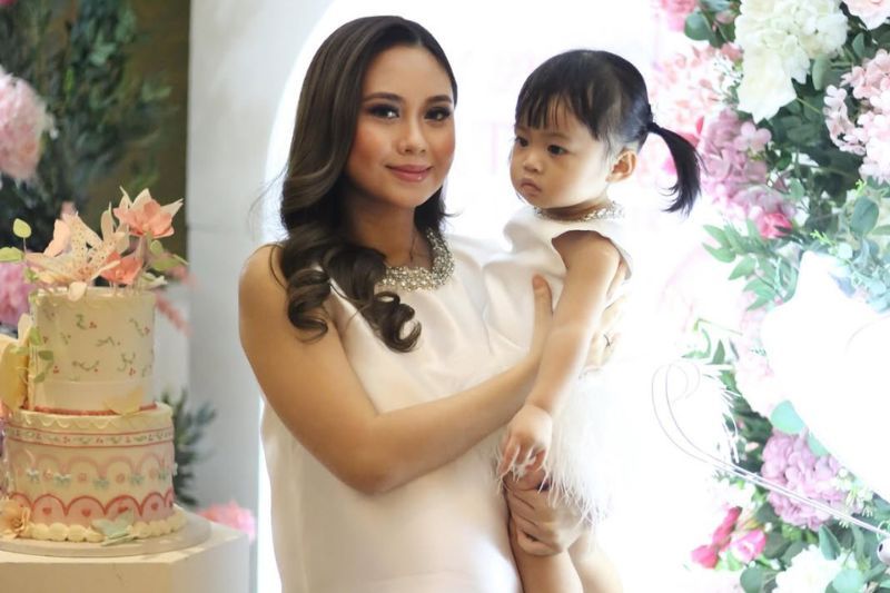 Lunara (kanan) bakal menjadi kakak tidak lama lagi. 