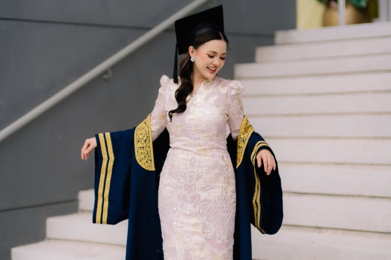 Sharmaine merupakan graduan Sarjana Undang-Undang.
