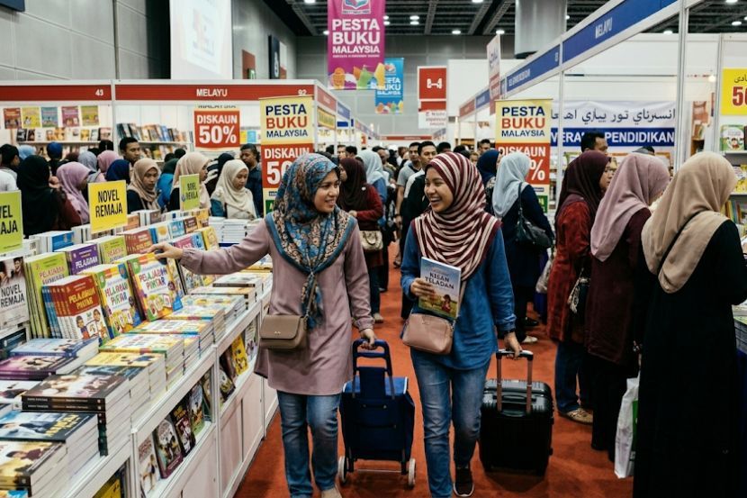 Pesta buku sentiasa dipenuhi pelbagai lapisan masyarakat untuk mendapatkan naskah dengan harga murah. -Gambar hiasan AI