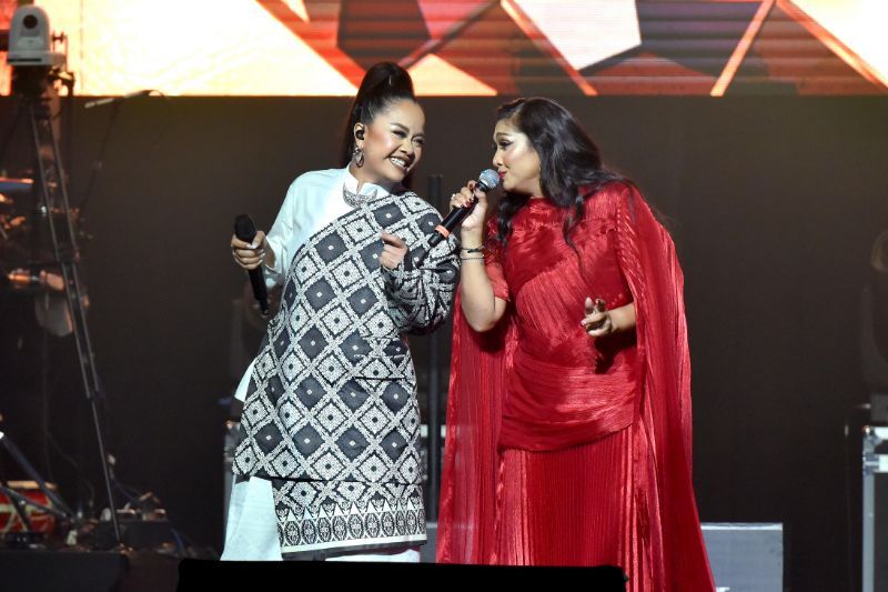 Persembahan Mimi (kiri) duet bersama Nourul berjaya memukau penonton. 