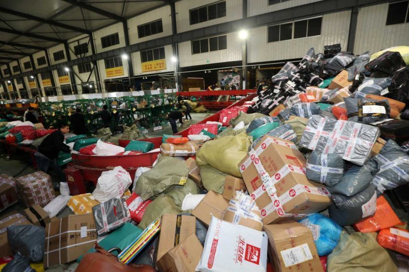 Ratusan barang pelanggan perlu dihantar setiap hari. -Gambar hiasan