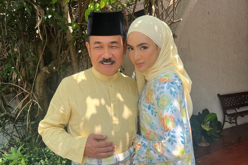 Erysha (kanan) baharu kehilangan bapa tercinta.