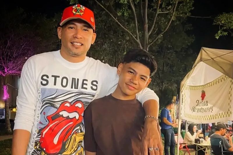 Amad (kanan) kini dibawah penjagaan bapanya, Saiful.