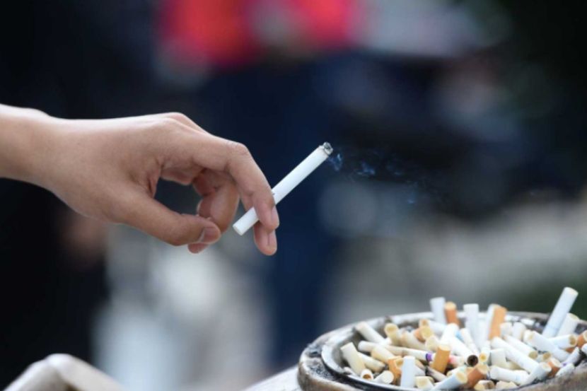 Tabiat merokok boleh memberi kesan buruk kepada kesihatan. -Gambar hiasan