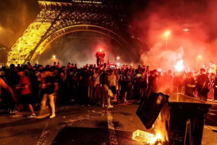 Lebih 200 penyokong ditahan dalam rusuhan di Paris ketika aksi perlawanan akhir membabtkan pasukan Paris Saint-Germain. -Foto AFP