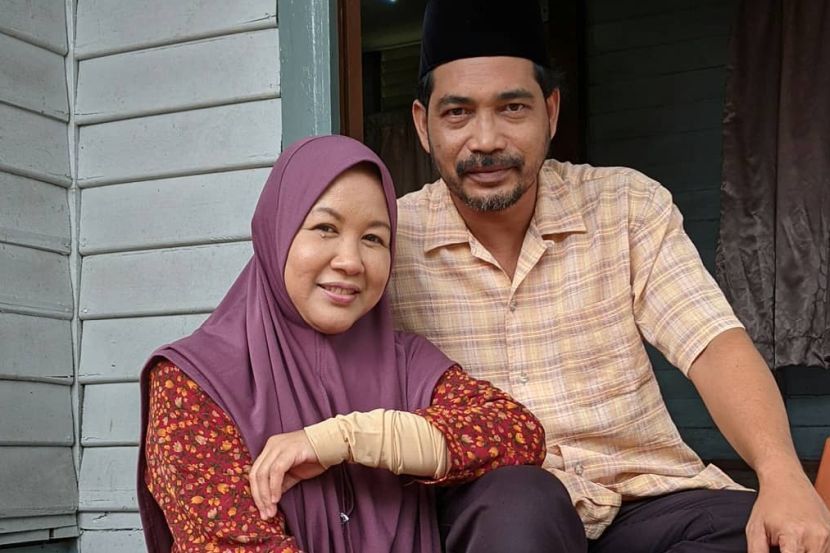 Shahronizam merupakan suami kepada penyanyi Safura (kiri).