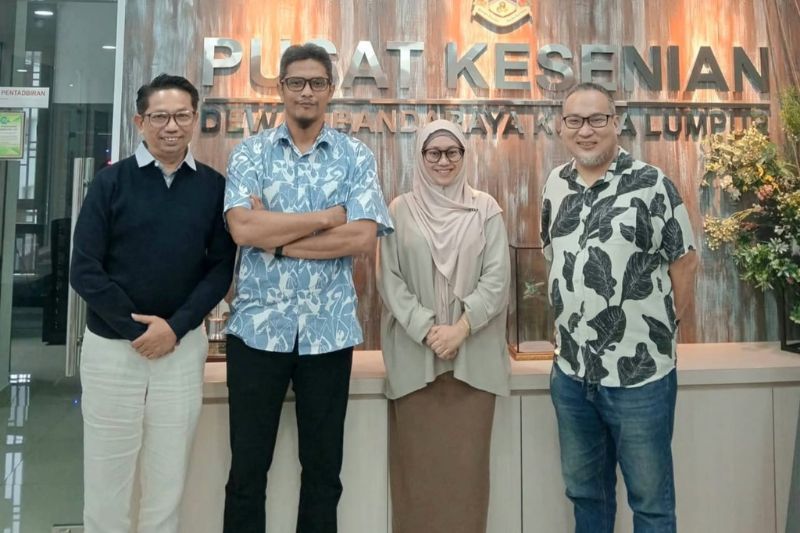 Dr Aida (dua dari kanan) bersama Kumpulan Persatuan Seni Sezaman cuba mengangkat kisah Raja Bersiong.