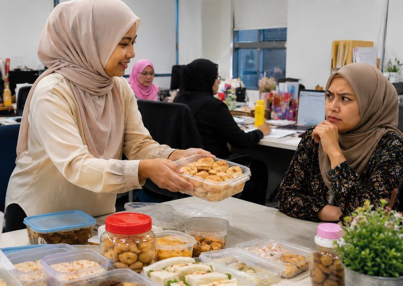 Amalan bersedekah makanan setiap Jumaat adalah perkara biasa. -Gambar hiasan AI