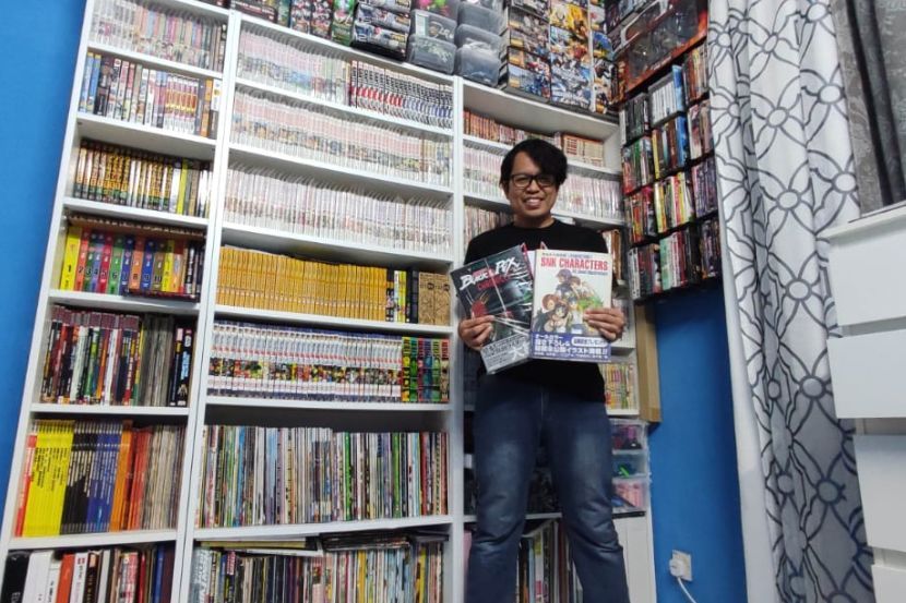 Ali Imran bersama sebahagian koleksi komik miliknya.