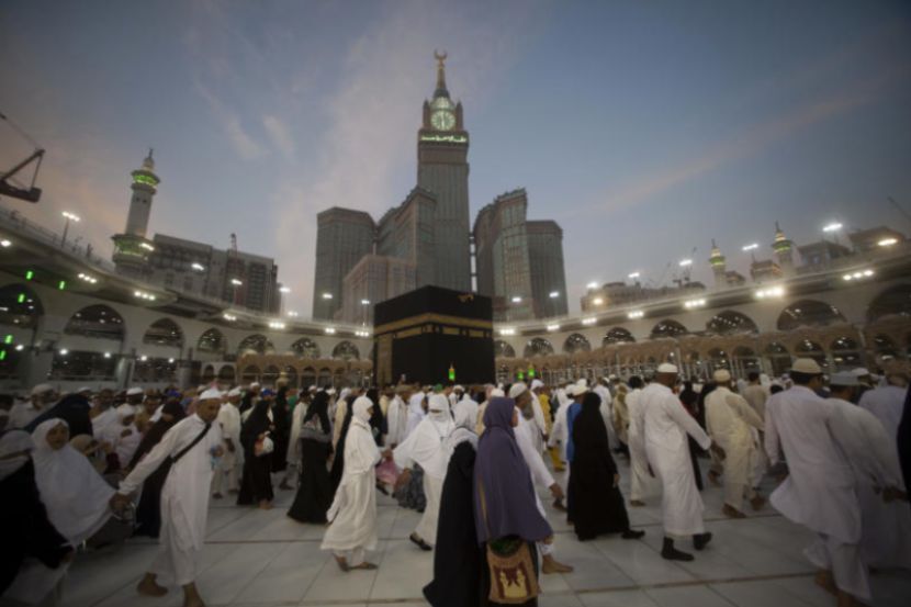Jemaah umrah digalak banyak minum air bagi mengelak dehidrasi. -Gambar hiasan 