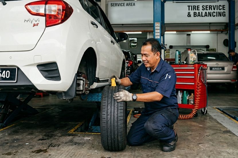 Kebanyakkan kedai tayar menawarkan harga yang lebih kompetitif berbanding pusat servis rasmi. -Gambar hiasan AI