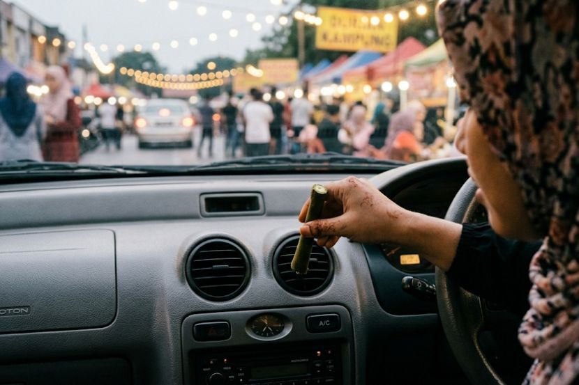 Tangkai durian boleh menghilangkan bau buah tersebut di dalam kereta. -Gambar hiasan AI