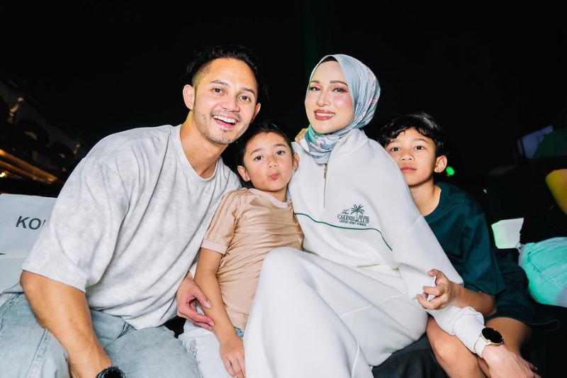 Hairul (kiri) dan Hanis (dua dari kanan) dikurniakan dua orang cahaya mata.